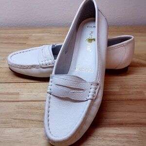 Hunt Club Leather Women's Size 6 1/2 M White Penny Loafers NOS